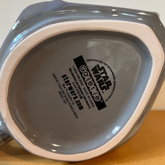 Star Wars The Mandalorian Helmet Sculpted 25oz. Coffee Tea Hot Chocolate Mug - Picture 5 of 5